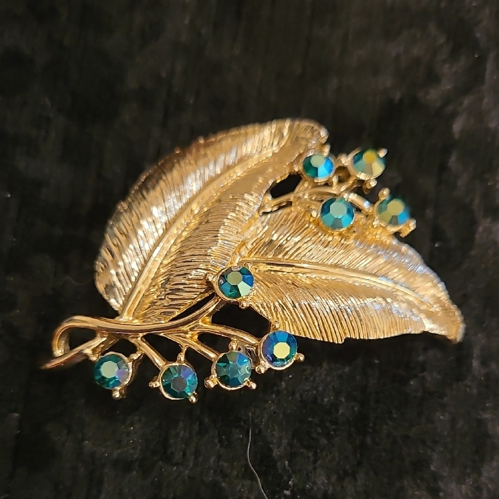 Coro Vintage Goldtone Textured Leaves Brooch with Teal AB Crystal Accent Buds - Picture 4 of 7